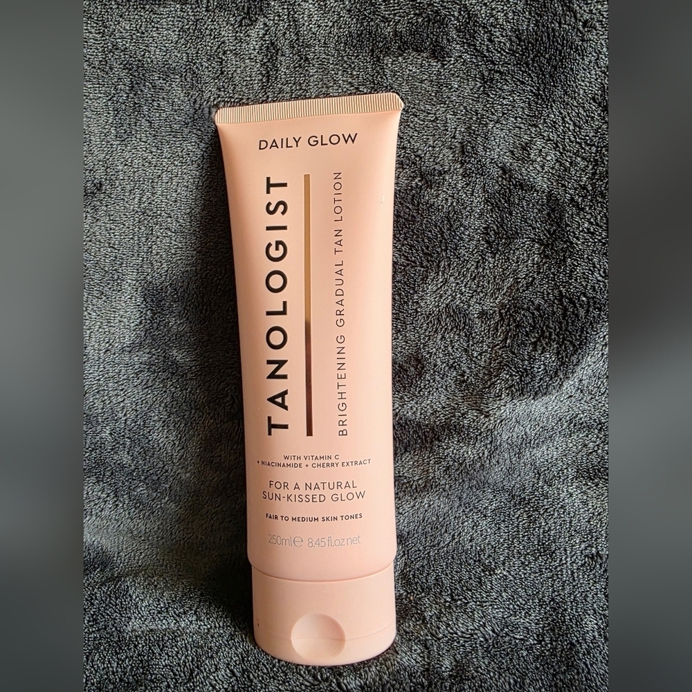 Tanologist Insta Glow Illuminating Body Bronzer / lotion